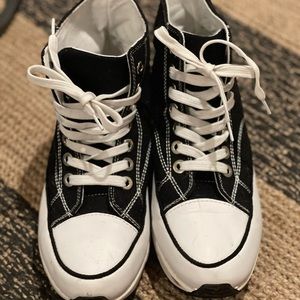 Black sneaker platform